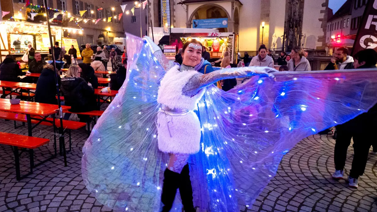 Rottenburg, Biu Glamour Shopping.
LED-Edelsteine nennt sich die junge Dame und bringt halbstündlich Glamour auf den Markt.
Aufnahme Klaus Franke 15.11.2024