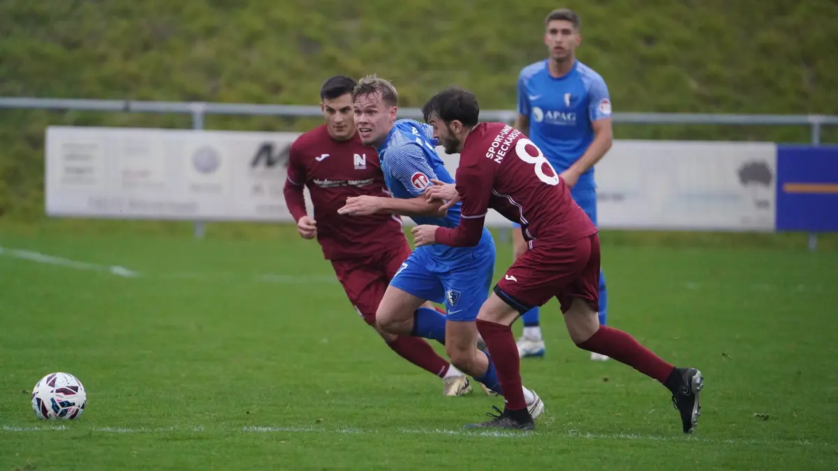 Toni Weihbrecht (blau) und die Spvgg Satteldorf haben in der Landesliga 1 fünf Spiele in Folge gewonnen.