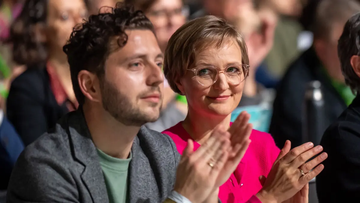 Bundesdelegiertenkonferenz der Grünen: 15.11.2024, Hessen, Wiesbaden: Felix Banaszak, designierter Bundesvorsitzender von Bündnis90/Die Grünen, sitzt neben Franziska Brantner, designierte Bundesvorsitzende von Bündnis90/Die Grünen, bei der Bundesdelegiertenkonferenz der Grünen. Beim dreitägigen Parteitag von Bündnis90/Die Grünen soll ein neuer Bundesvorstand gewählt und Robert Habeck zum Spitzenkandidat für die Bundestagswahl 2025 bestimmt werden. Foto: Michael Kappeler/dpa +++ dpa-Bildfunk +++