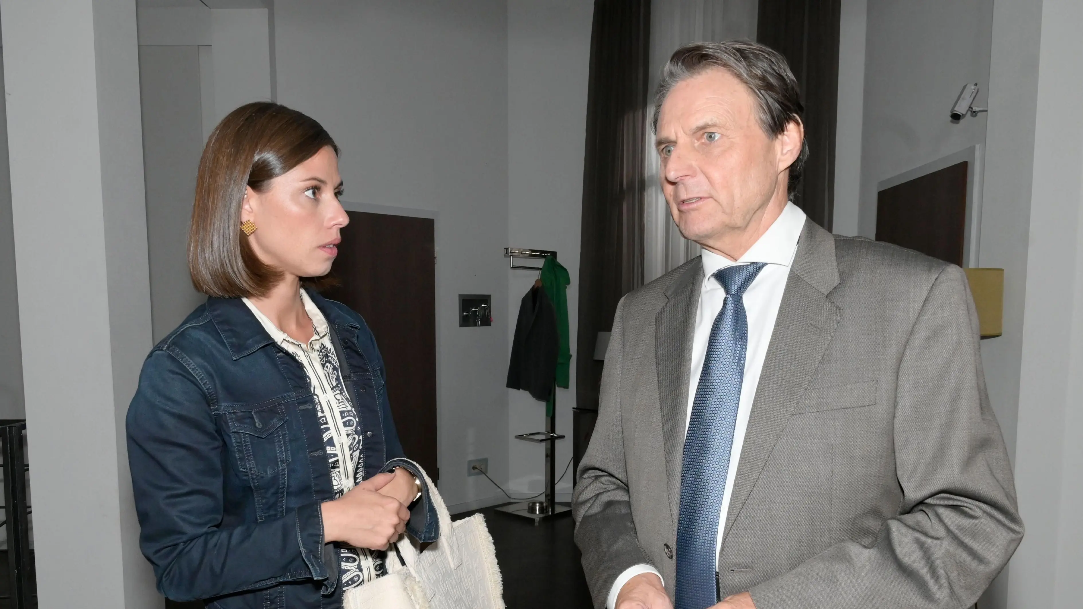 Matilda (Anna-Katharina Fecher) hat Zweifel, ob Ihr Vater Jo Gerner (Wolfgang Bahro) die Wahrheit sagt.