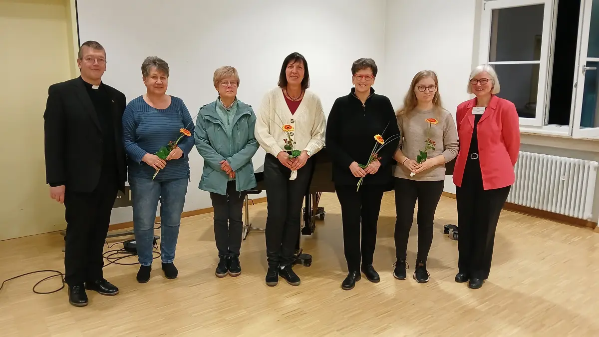 Bei der Bezirkssynode wurden Prädikantinnen begrüßt, beauftragt und verabschiedet: Administrator Christoph Hofius (von links), die fünf Prädikantinnen Regine Strobel, Erika Rapp-Kretschmar, Regina Velm, Petra Guhl, Lena Wößner und die für die Prädikantenarbeit zuständige Pfarrerin Christina Jeremias-Hofius.