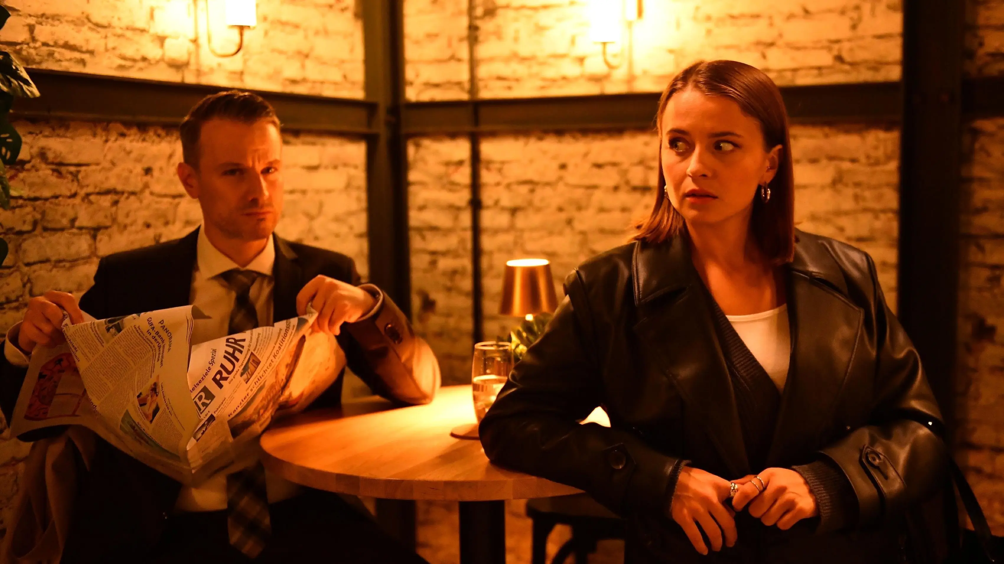 Kilian (Marc Dumitru) und Lucie (Julia Wiedemann) wollen sich Justus' vermeintliche Komplizin vornehmen.