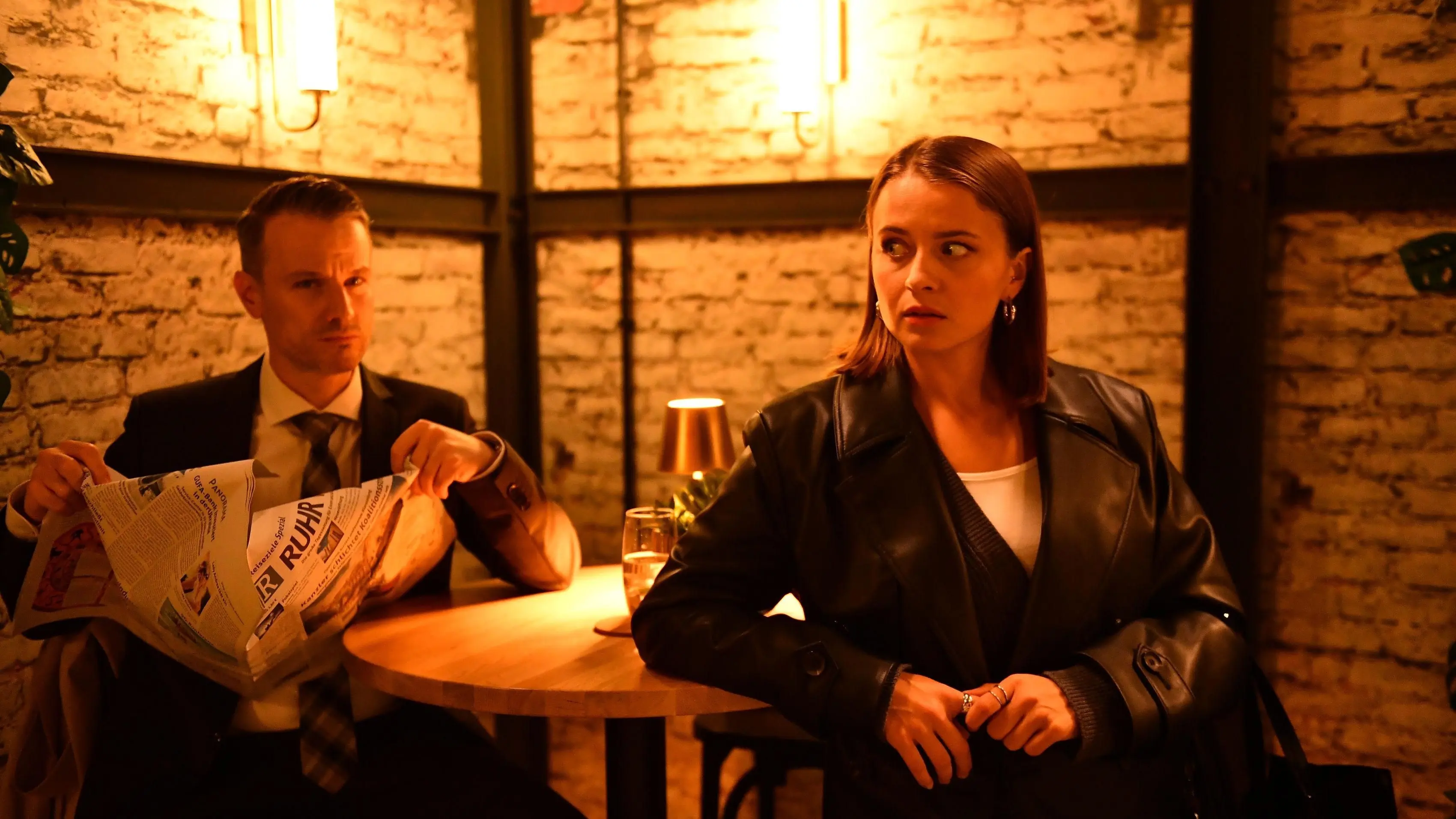 Kilian (Marc Dumitru) und Lucie (Julia Wiedemann) wollen sich Justus' vermeintliche Komplizin vornehmen.