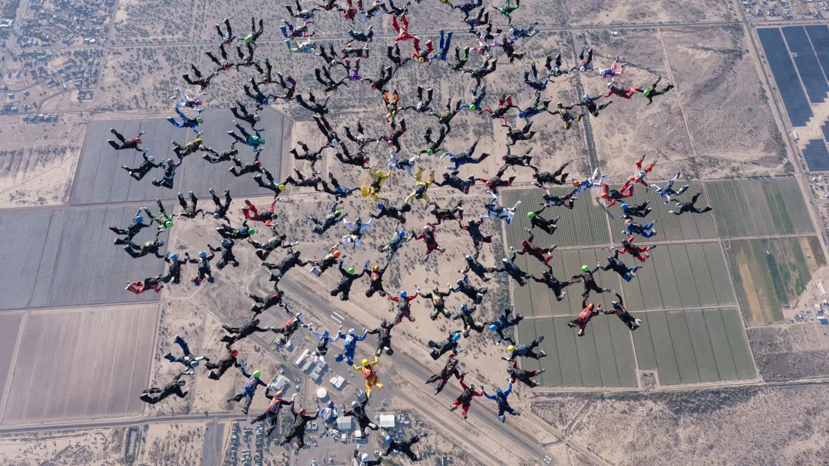 Die Formation aus 151 Springern hat in Arizona einen neuen Weltrekord aufgestellt.