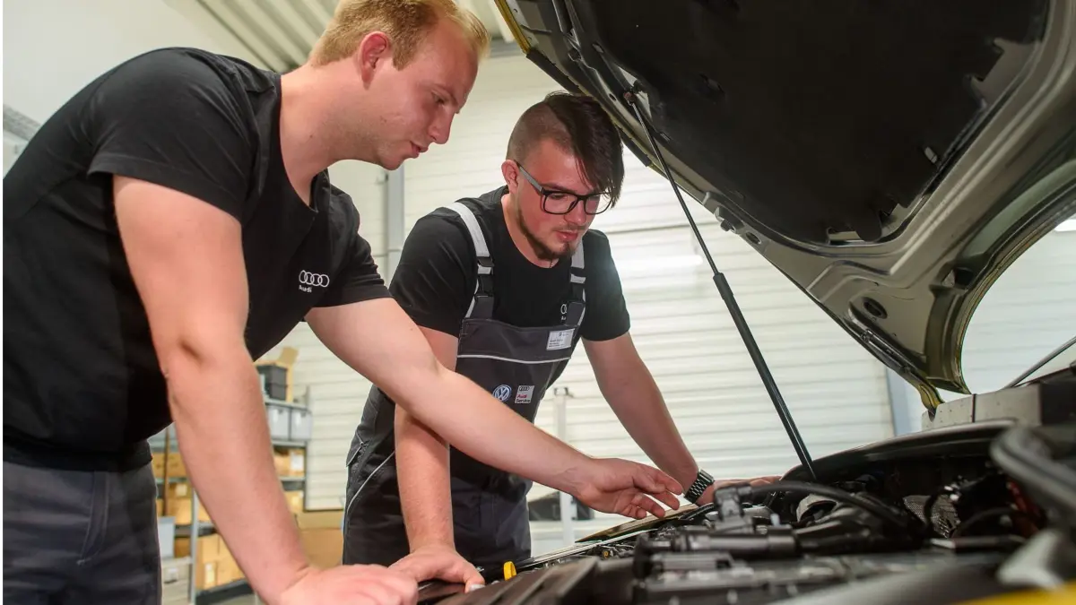 ARCHIV - 31.07.2020, Sachsen-Anhalt, Eilsleben: Rico Skiebe (l), Auszubildender KFZ-Mechatroniker im vierten Lehrjahr und sein Bruder Justin Skiebe stehen im Autohaus Eilsleben vor einer geöffneten Motorhaube. Justin Skiebe wird dort am 01. August 2020 eine Ausbildung zum KFZ-Mechatroniker beginnen. Im Handwerkskammerbezirk Magdeburg beginnen am 1. August gut 820 Lehrlinge eine Ausbildung im Handwerk. Das seien gut zehn Prozent weniger als vor einem Jahr, teilte die Handwerkskammer mit. (zu dpa: «Viele neue Azubis in Sachsen-Anhalt») Foto: Klaus-Dietmar Gabbert/dpa-Zentralbild/dpa +++ dpa-Bildfunk +++