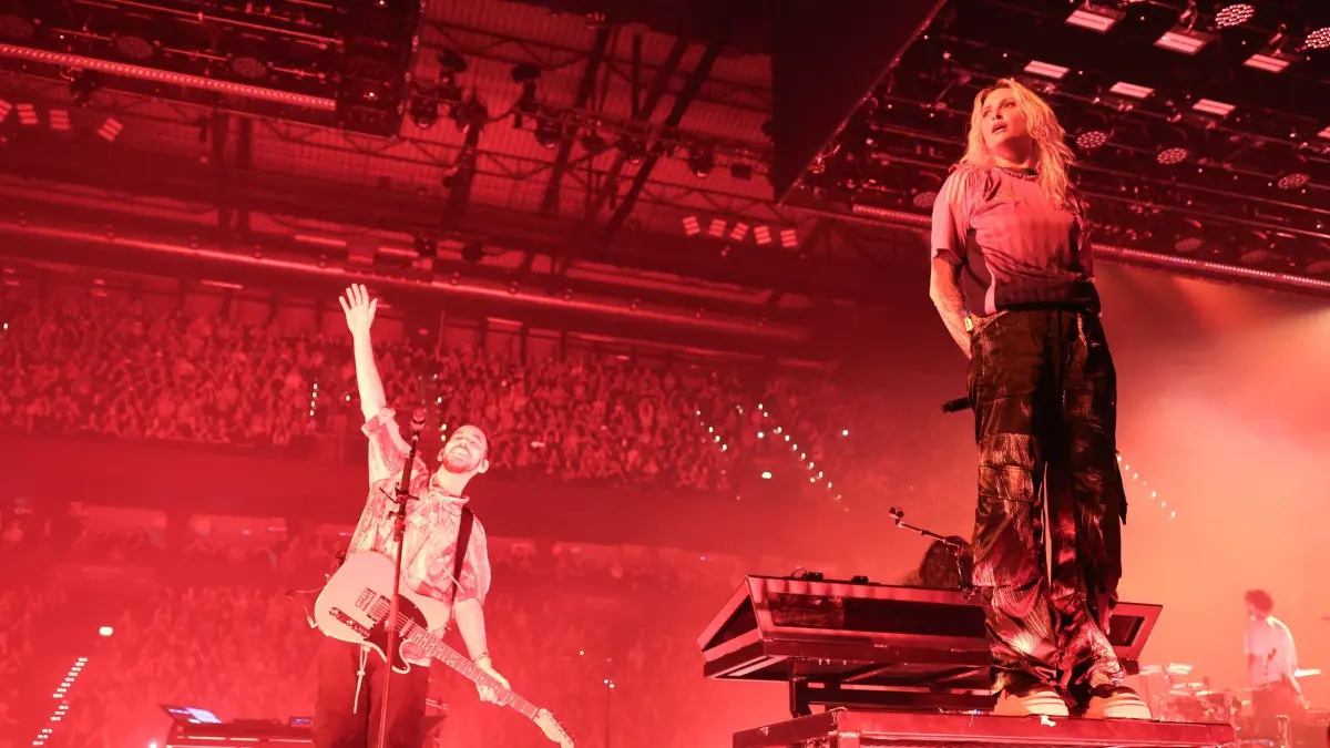 ARCHIV - 22.09.2024, Hamburg: Mike Shinoda (l) und Emily Armstrong von der US-Band Linkin Park bei einem Konzert in der Barclays Arena. Nach einer siebenjährigen Pause veröffentlicht die Band ein neues Album mit neuer Besetzung. (zu dpa: «Schön traurige Wut: Linkin Park starten «From Zero»») Foto: Christian Charisius/dpa +++ dpa-Bildfunk +++