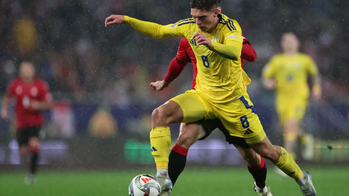 Ukraine's midfielder #08 Georgiy Sudakov and Georgia's midfielder Otar Kiteishvili vie for the ball during the UEFA Nations League football match between Georgia and Ukraine in Batumi on November 16, 2024. (Photo by Giorgi ARJEVANIDZE / AFP)