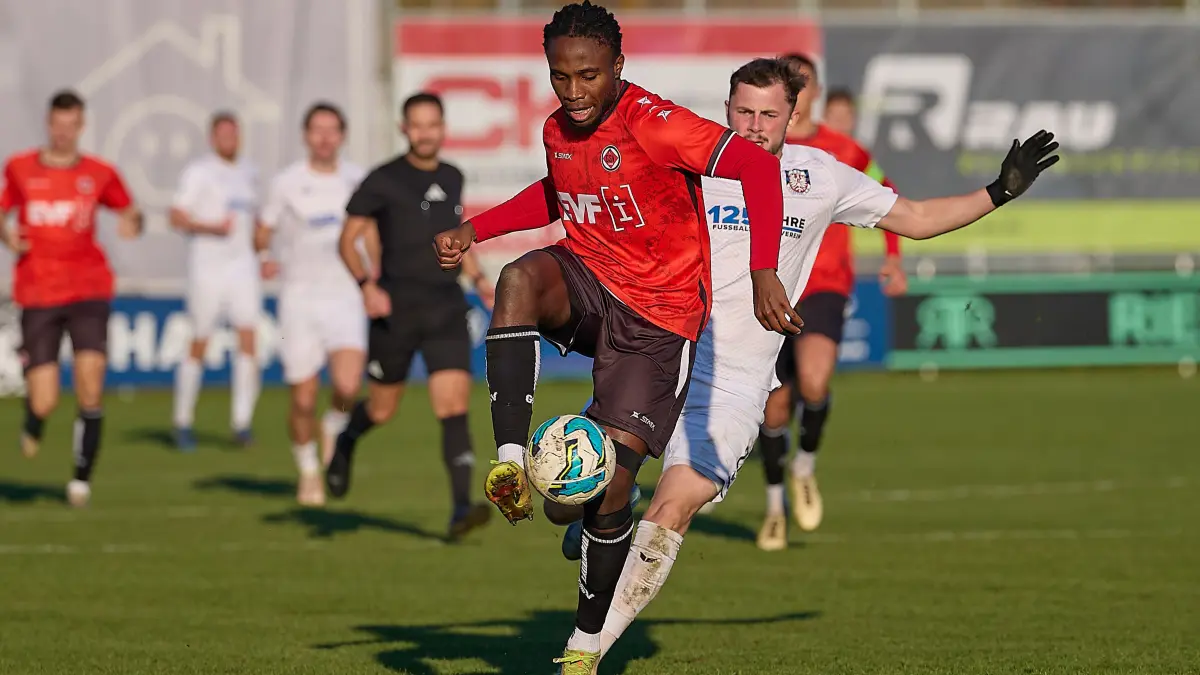 GER, 1. Goeppinger SV gegen FSV Frankfurt, Regionalliga Suedwest, 17. Spieltag, Spielzeit 2024/2025, 16.11.24 : Jeffrey Idehen (1. Goeppinger SV, #05) sichert den Ball gegen Lucas Hermes (FSV Frankfurt, #27)
GER, 1. Goeppinger SV gegen FSV Frankfurt, Regionalliga Suedwest, 17. Spieltag, Spielzeit 2024/2025, 16.11.24
Foto: Eibner-Pressefoto/Gerald Oelze-de Stoppany