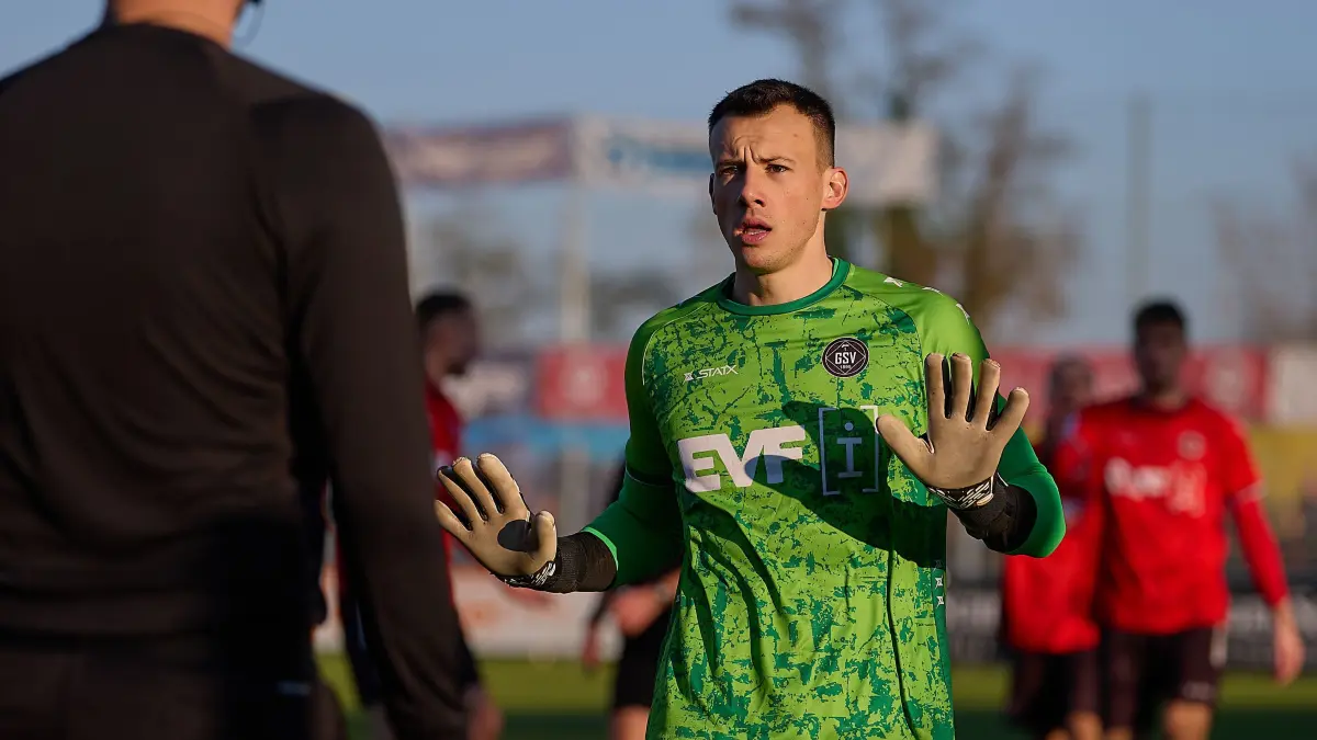 GER, 1. Goeppinger SV gegen FSV Frankfurt, Regionalliga Suedwest, 17. Spieltag, Spielzeit 2024/2025, 16.11.24 : Matthias Layer (1. Goeppinger SV, #01) im Gespräch mit dem Schiedsrichter wegen des Elfmeters
GER, 1. Goeppinger SV gegen FSV Frankfurt, Regionalliga Suedwest, 17. Spieltag, Spielzeit 2024/2025, 16.11.24
Foto: Eibner-Pressefoto/Gerald Oelze-de Stoppany