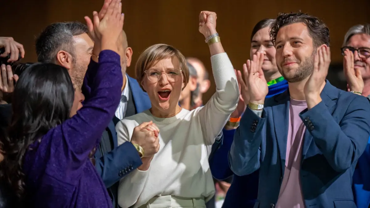 Bundesdelegiertenkonferenz der Grünen: 16.11.2024, Hessen, Wiesbaden: Franziska Brantner (M), neue Bundesvorsitzende von Bündnis90/Die Grünen, jubelt nach ihrer Wahl neben Felix Banaszak (r), designierter Bundesvorsitzender von Bündnis90/Die Grünen, bei der Bundesdelegiertenkonferenz der Grünen. Beim dreitägigen Parteitag von Bündnis90/Die Grünen soll ein neuer Bundesvorstand gewählt und Wirtschaftsminister Habeck zum Spitzenkandidat für die Bundestagswahl 2025 bestimmt werden. Foto: Michael Kappeler/dpa +++ dpa-Bildfunk +++