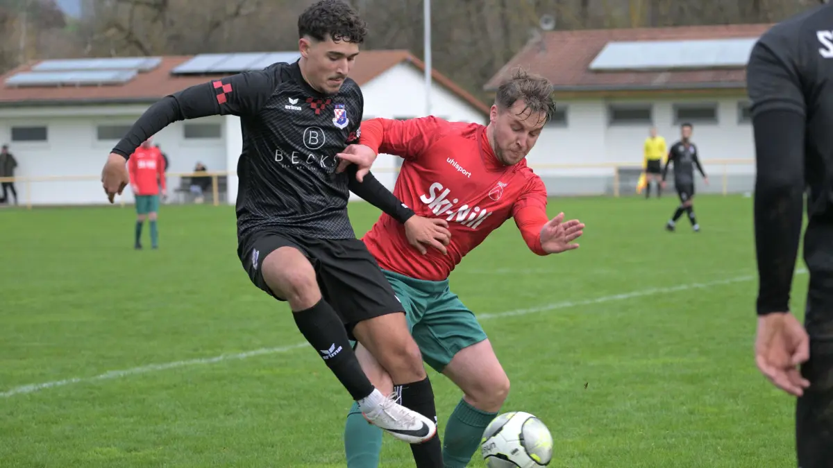 SV Nehren vs. SV Croatia Reutlingen Fussball, Landesliga 3, 13.Spieltag, Saison 2024/2025, 17.11.2024 : Edis Sentuerk (SV Croatia Reutlingen, #77) im Zweikampf mit Florian Weiß (SV Nehren, #6)
SV Nehren vs. SV Croatia Reutlingen
Fussball, Landesliga 3, 13.Spieltag, Saison 2024/2025, 17.11.2024
Foto: Eibner-Pressefoto/ Tobias Baur