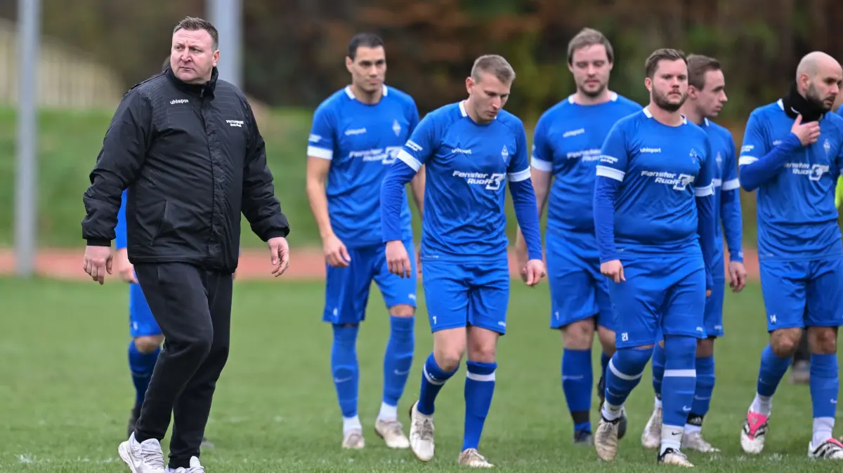 Kreisliga B6, SPFR Dußlingen - VfB Bodelshausen: Kreisliga B6, SPFR Dußlingen - VfB Bodelshausen, 17.11.2024 - Trainer Esad Huskic (Bodelshausen, links) mit seiner Mannschaft vor dem Spiel
Foto: Axel Grundler