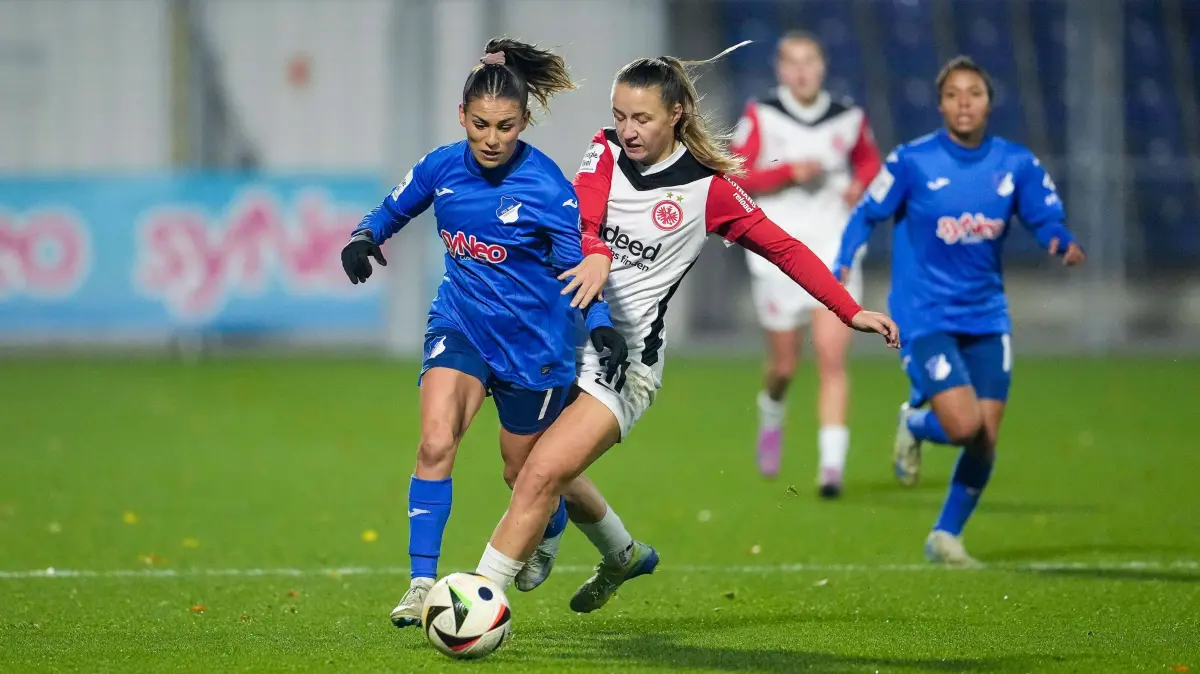 v.li.: Ereleta Memeti (TSG, 7), Tanja Pawollek (SGE, 31), Zweikampf, Spielszene, Duell, duel, tackle, tackling, Dynamik,: v.li.: Ereleta Memeti TSG, 7, Tanja Pawollek SGE, 31, Zweikampf, Spielszene, Duell, duel, tackle, tackling, Dynamik, Action, Aktion, 16.11.2024, Sinsheim Hoffenheim Deutschland, Fussball, Google Pixel Frauen-Bundesliga, TSG 1899 Hoffenheim - SG Eintracht Frankfurt, DFB/DFL REGULATIONS PROHIBIT ANY USE OF PHOTOGRAPHS AS IMAGE SEQUENCES AND/OR QUASI-VIDEO. *** v li Ereleta Memeti TSG, 7 , Tanja Pawollek SGE, 31 , duel, duel, tackle, tackling, dynamics, action, action, 16 11 2024, Sinsheim Hoffenheim Germany , Football, Google Pixel Women Bundesliga, TSG 1899 Hoffenheim SG Eintracht Frankfurt, DFB DFL REGULATIONS PROHIBIT ANY USE OF PHOTOGRAPHS AS IMAGE SEQUENCES AND OR QUASI VIDEO xozx