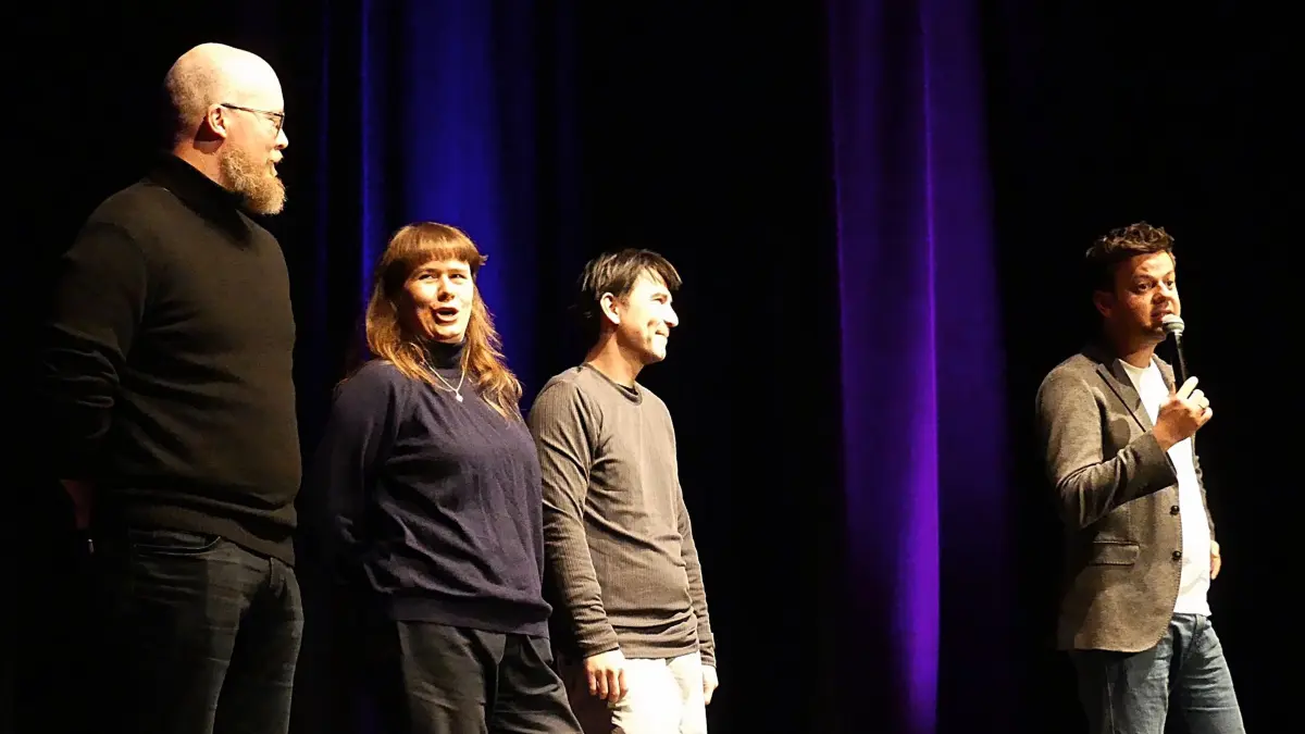 Die drei Slammer, die in die Endrunde kamen. Jan Cönig (Glatze), Gewinnerin Laura Paloma und Andivalent, ganz rechts Slam-Master Marius Loy.