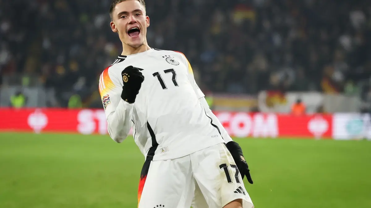 Deutschland - Bosnien-Herzegowina: 16.11.2024, Baden-Württemberg, Freiburg im Breisgau: Fußball: Nations League A, Deutschland - Bosnien-Herzegowina, Gruppenphase, Gruppe 3, 5. Spieltag, Europa-Park Stadion. Deutschlands Florian Wirtz jubelt über seinen Treffer zum 4:0. (zu dpa: «Zauber-Duo +1: Nagelsmanns Offensivtrumpf») Foto: Christian Charisius/dpa +++ dpa-Bildfunk +++