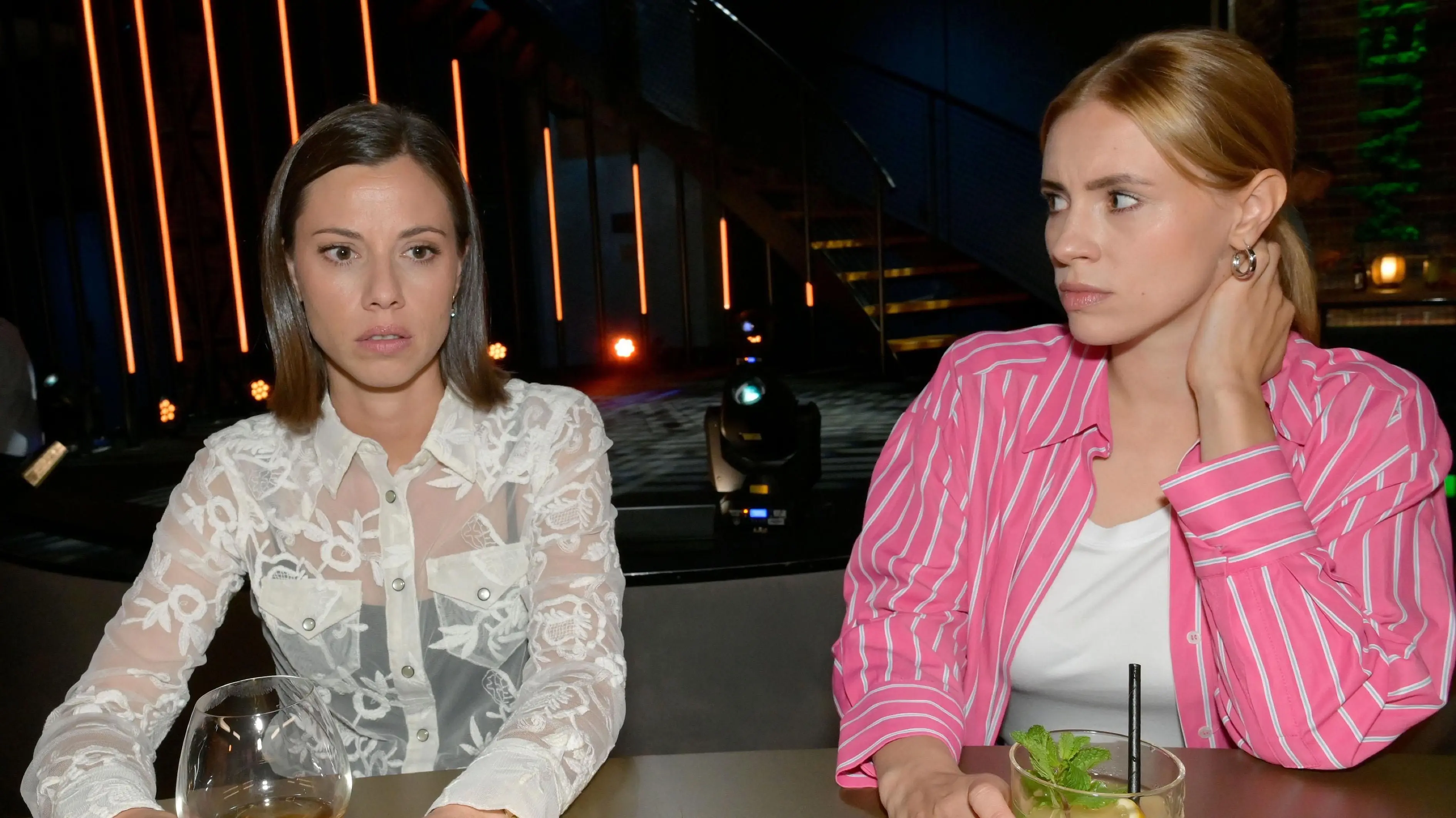 Matilda (Anna-Katharina Fecher) weiß noch nicht, dass Zoe (Lara Dandelion Seibert) sie manipuliert.