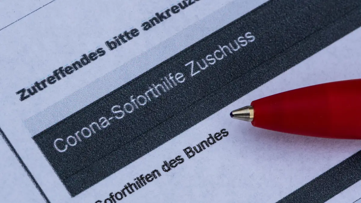 Corona-Soforthilfen: ARCHIV - 31.03.2020, Thüringen, Erfurt: Ein Stift liegt auf einem Antrag für den Corona-Soforthilfe-Zuschuss. (zu dpa: «Viele Widersprüche gegen Rückforderung der Coronahilfen») Foto: Robert Michael/dpa-Zentralbild/dpa +++ dpa-Bildfunk +++