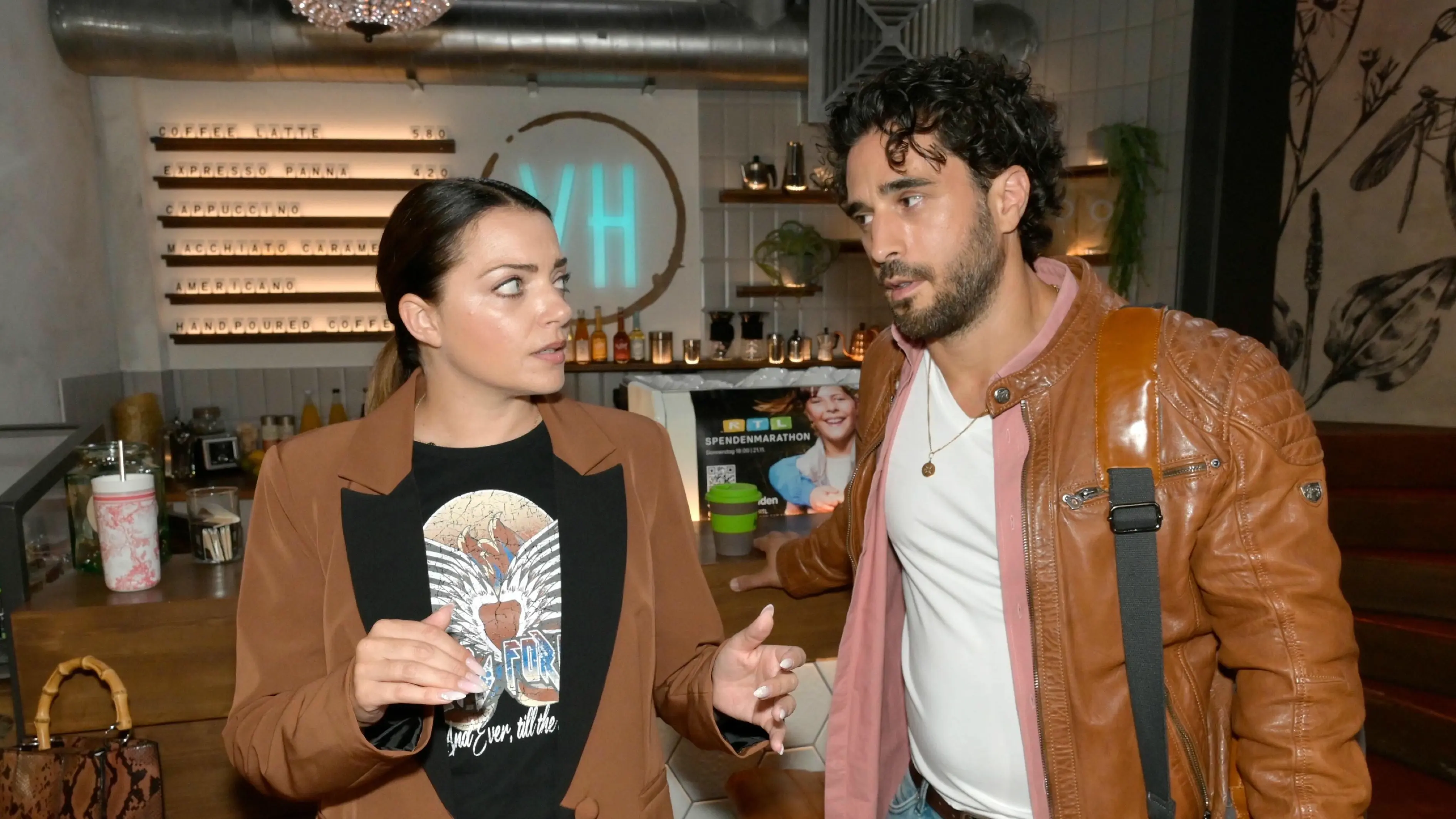 Emily (Anne Menden) und Tobias (Jan Kittmann) haben Gefühle füreinander.