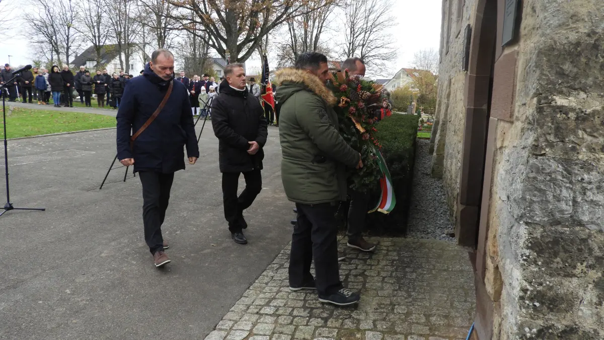 Die ungarischen Freunde ehren deutsche Soldaten.