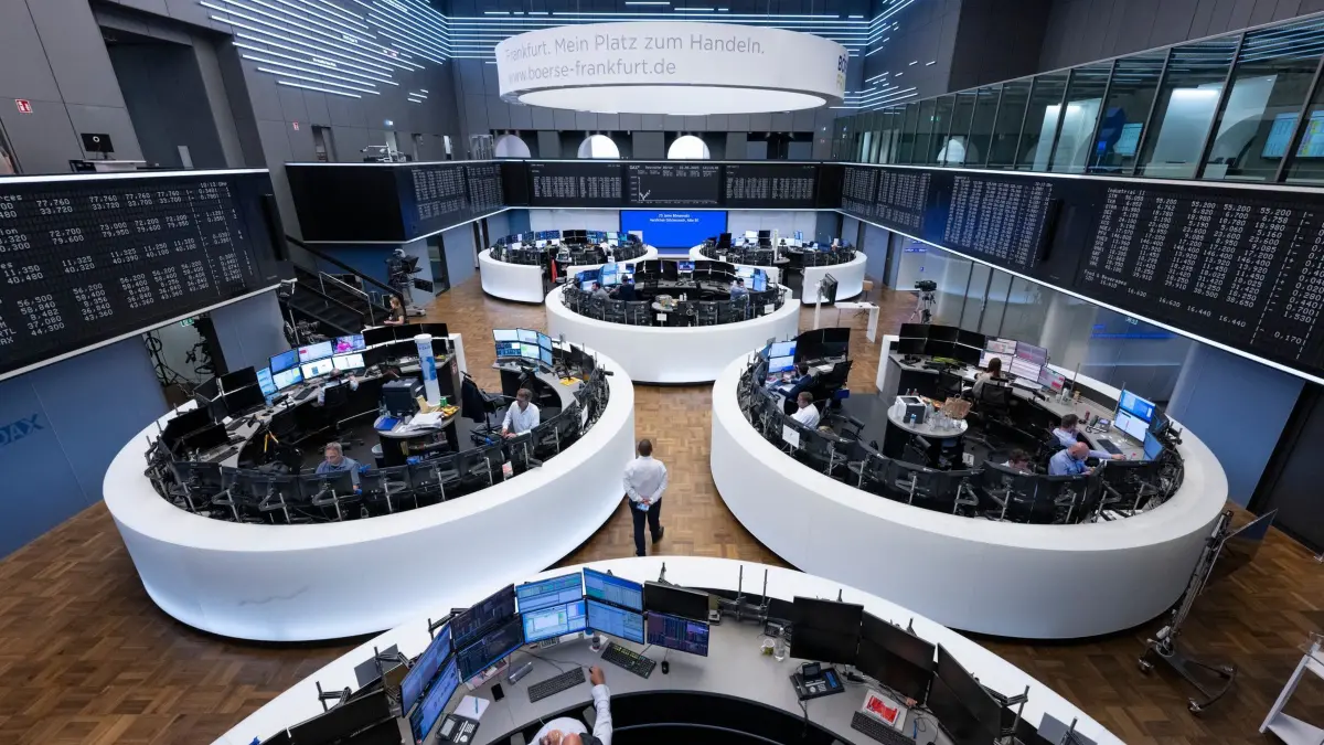 Weniger Aktionäre: ARCHIV - 22.06.2023, Hessen, Frankfurt/Main: Aktienhändler arbeiten im Handelssaal der Deutschen Börse. An den Börsen können die Anleger in der neuen Woche wohl etwas durchatmen. (zu dpa: «Studie: Europäische Kapitalmärkte hinken hinterher») Foto: Boris Roessler/dpa +++ dpa-Bildfunk +++