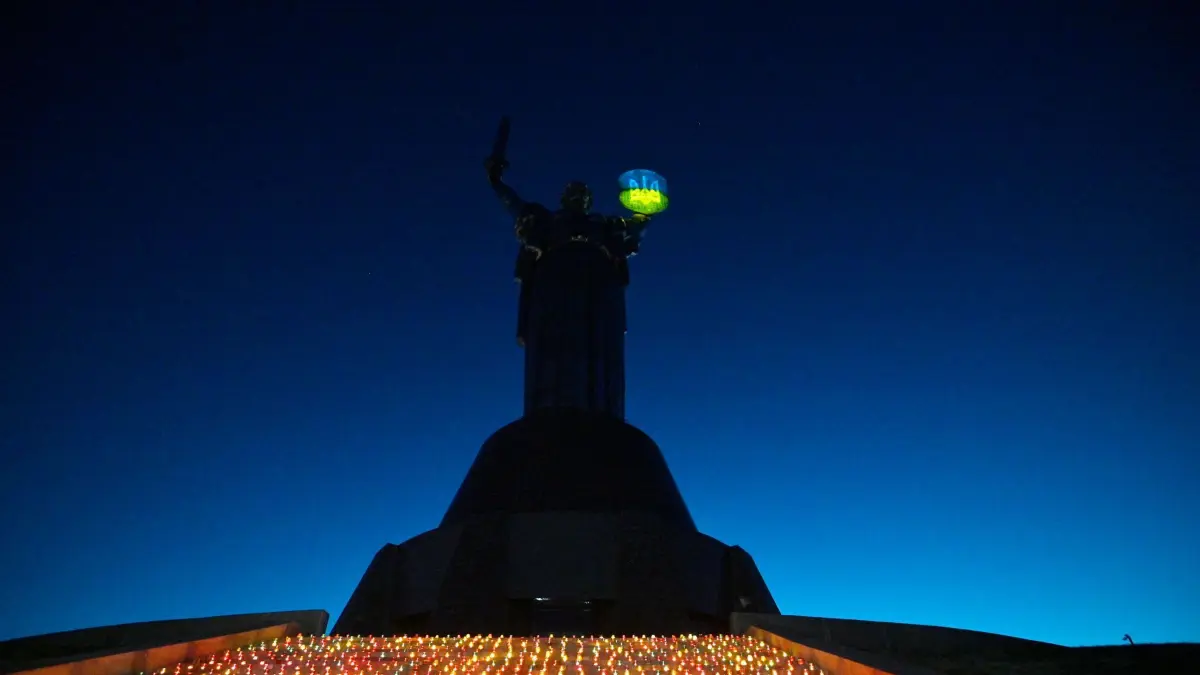 1.000 Tage Ukraine-Krieg - Kiew: 19.11.2024, Ukraine, Kiew: Tausend Laternen brennen am Denkmal des Mutterlandes zum Gedenken an die Gefallenen der Ukraine während der "Light a Fire"-Veranstaltung anlässlich des 1.000. Tages der russischen Invasion im Nationalmuseum für die Geschichte der Ukraine im WWII Memorial Complex. Foto: -/Ukrinform/dpa +++ dpa-Bildfunk +++