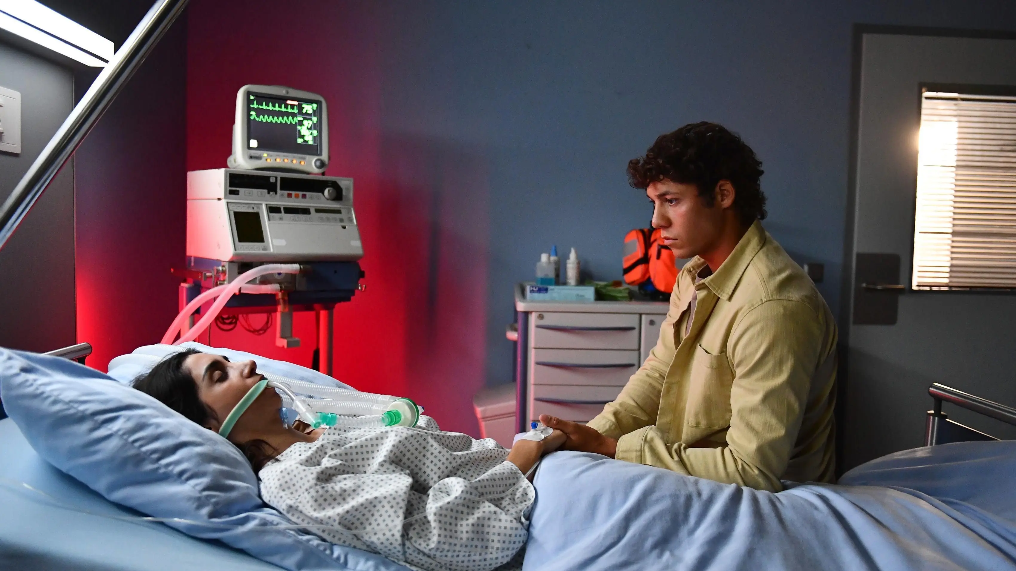 Alexander (Leon Klein) hat sich in Leyla (Suri Abbassi) verliebt. Sie lag vor kurzem wegen eines Herzstillstands im Koma.