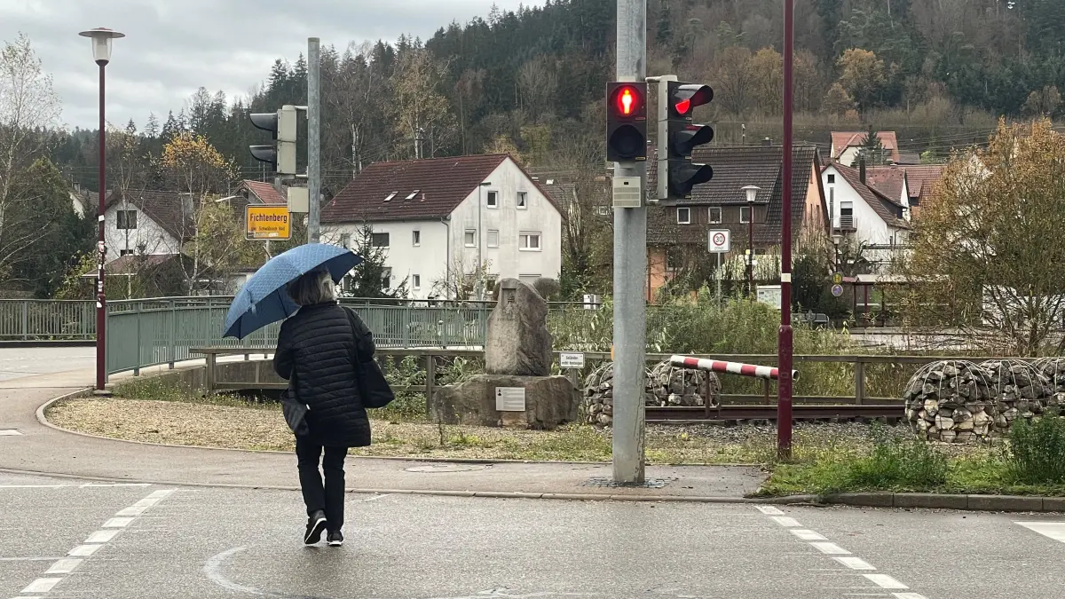 Für Fußgänger ist die Grünphase zu kurz. Die Ampel an der Kreuzung Tälestraße / L 1066 in Fichtenberg wird neu programmiert.
