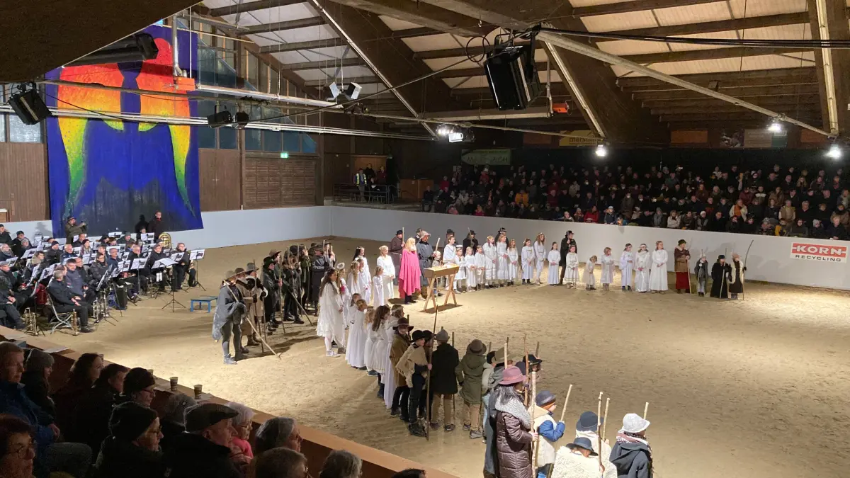Am dritten Adventssonntag wird das Krippenspiel Lebendige Bilder zur Weihnacht gleich zweimal in der Großen Reithalle des Haupt- und Landgestüts Marbach aufgeführt.