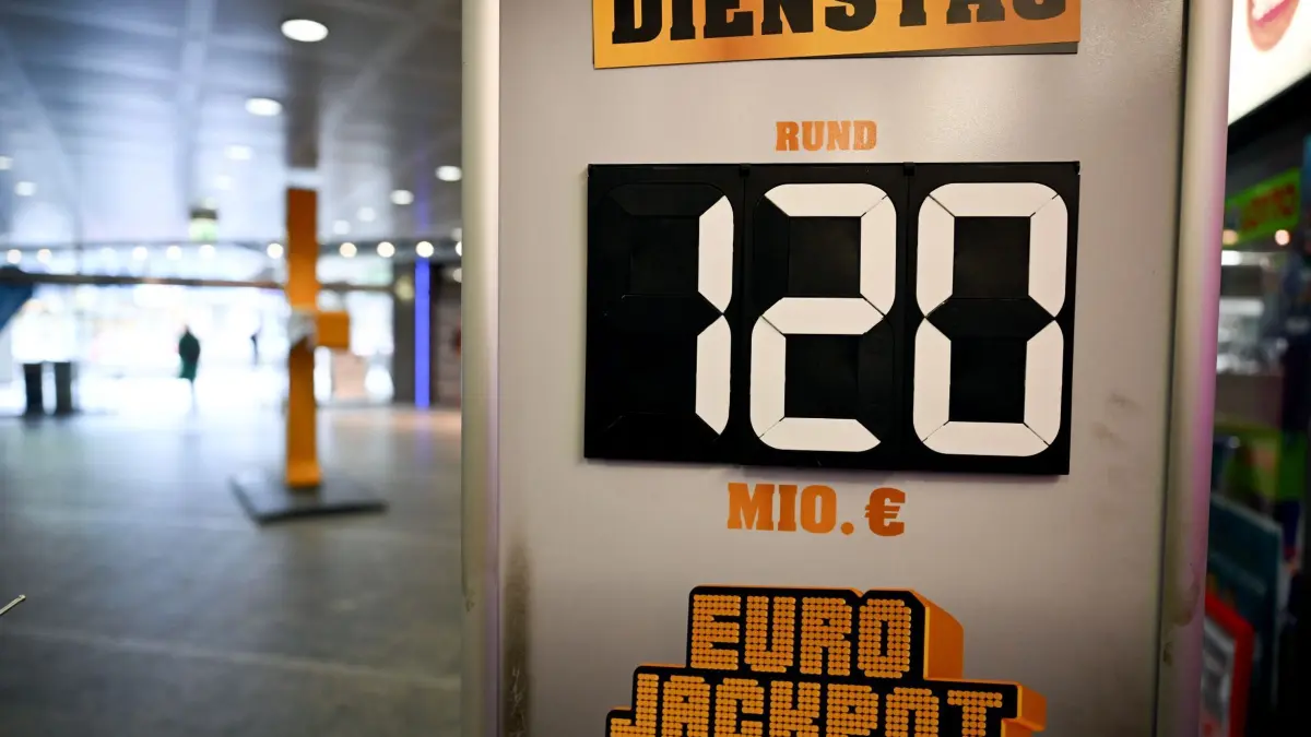 Eurojackpot: ARCHIV - 22.04.2024, Nordrhein-Westfalen, Düsseldorf: Ein Schild wirbt für die Gewinnsumme von 120 Millionen Euro im Eurojackpot.
. (zu dpa: «13. Ziehung ohne Hauptgewinn: Weiter 120 Millionen Euro im Eurojackpot») Foto: Federico Gambarini/dpa +++ dpa-Bildfunk +++