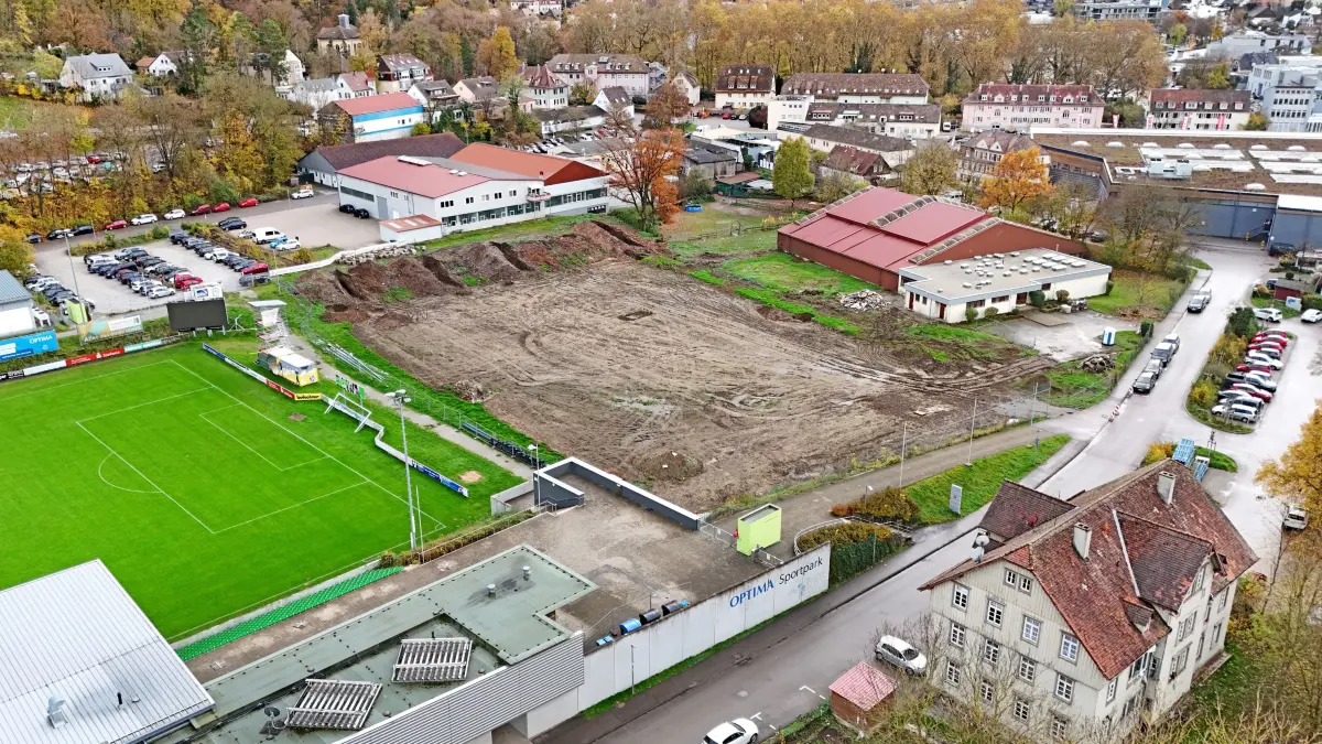 Optima Sportpark - Auwiese TSG und Sportfreunde Schwäbisch Hall lassen einen Kunstrasenplatz bauen. Auch die Auwiesenhalle wird umgebaut. Allerdings ist die Erde belastet. Die Entsorgung ist teuer. Die Stadt muss einspringen. Belastete Erde / Aushub