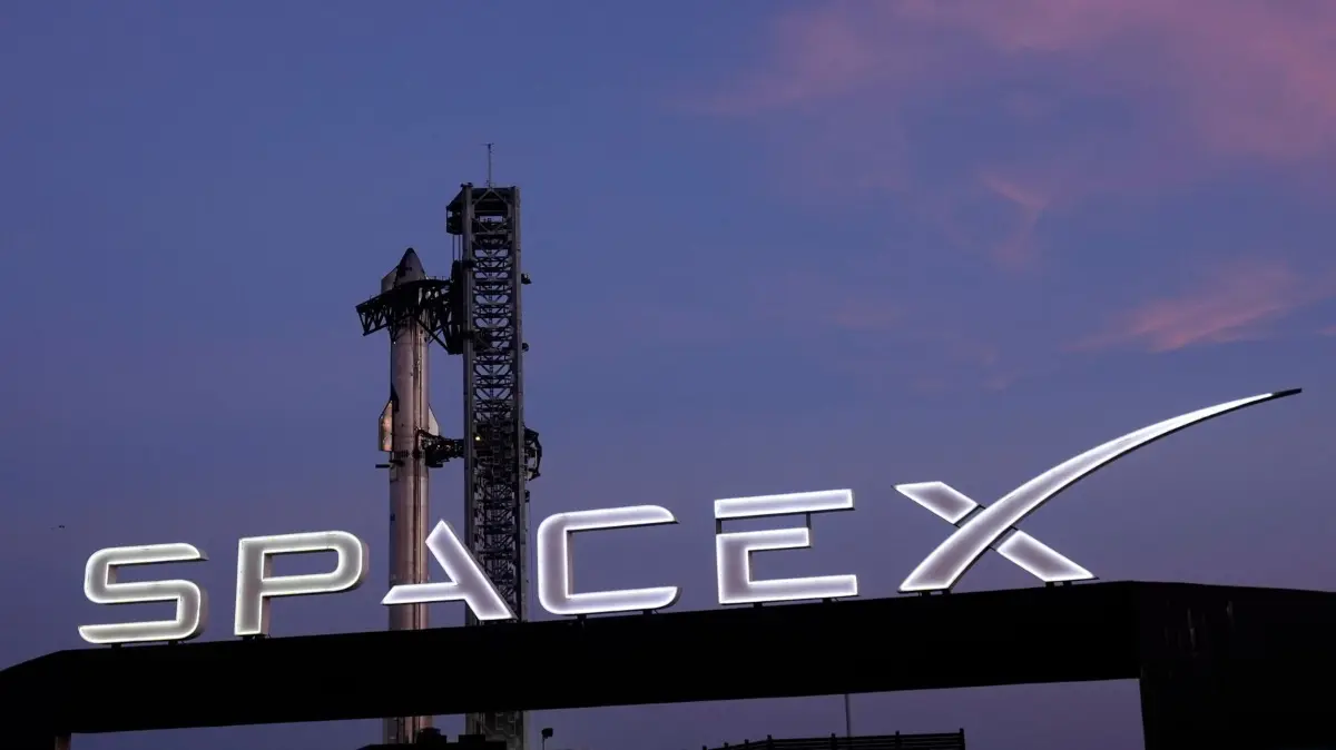 Vor dem sechsten geplanten „Starship“-Flug: 18.11.2024, USA, Boca Chica: Die Mega-Rakete Starship von SpaceX bei den Vorbereitungen eines Testflugs von der Starbase in Boca Chica. Foto: Eric Gay/AP/dpa +++ dpa-Bildfunk +++