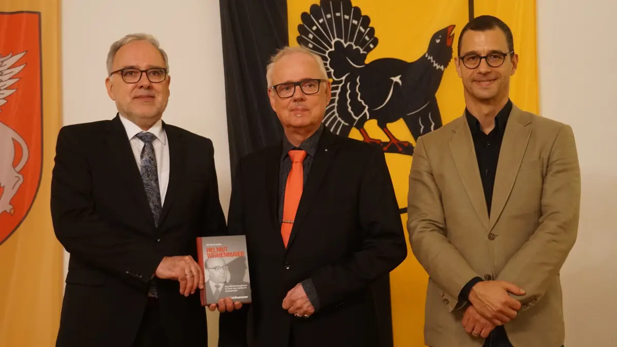 Von links: Landrat Dr. Klaus Michael Rückert, Buchautor Ralf Bernd Herden und Dr. Peter Kritzinger vom Kohlhammer Verlag.