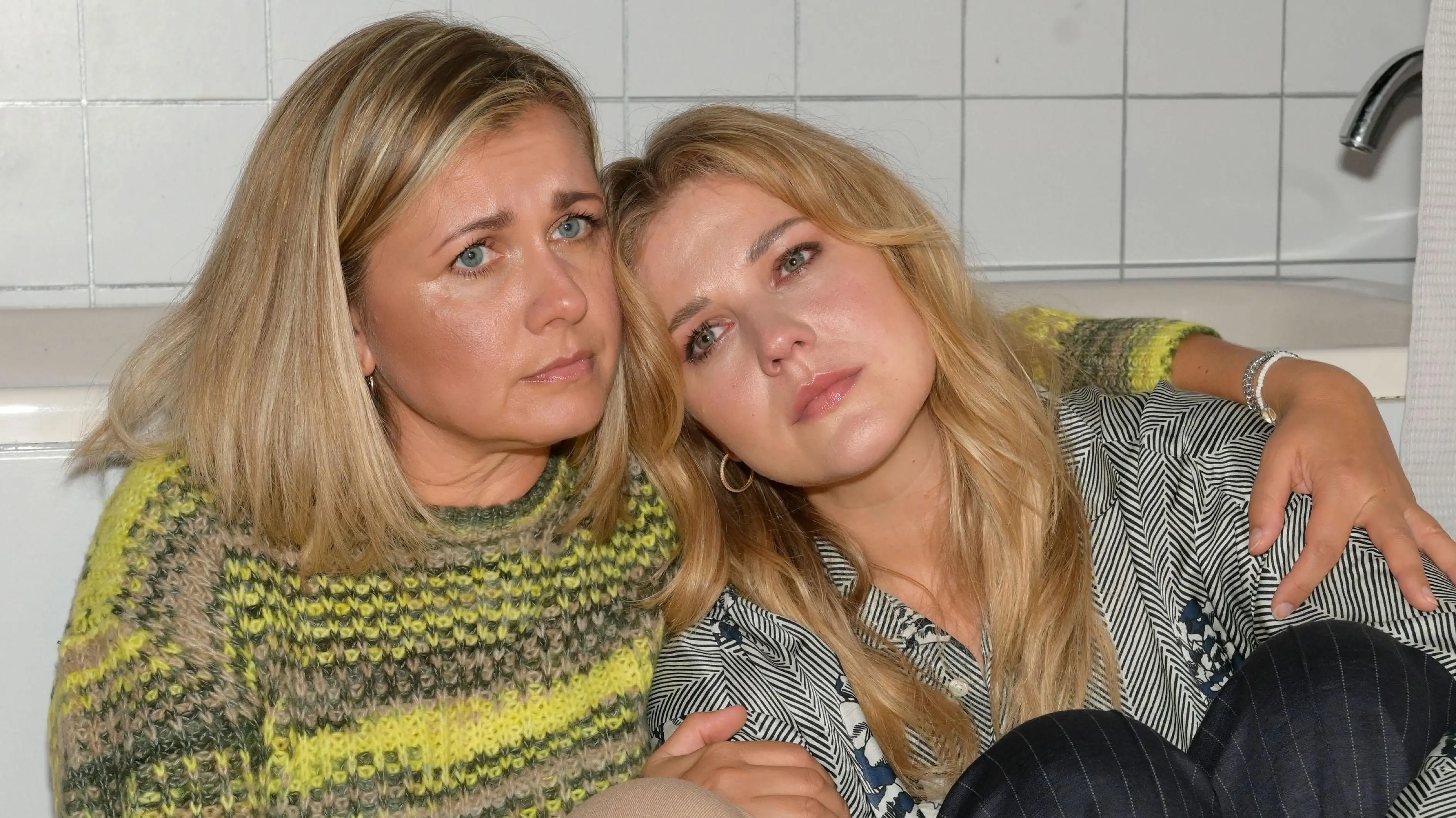 Aus Scham hat Alicia (Josefin Bressel, r.) den wahren Grund für ihre Trennung vor ihrer Mutter Sabine (Jessica Boehrs) verheimlicht.