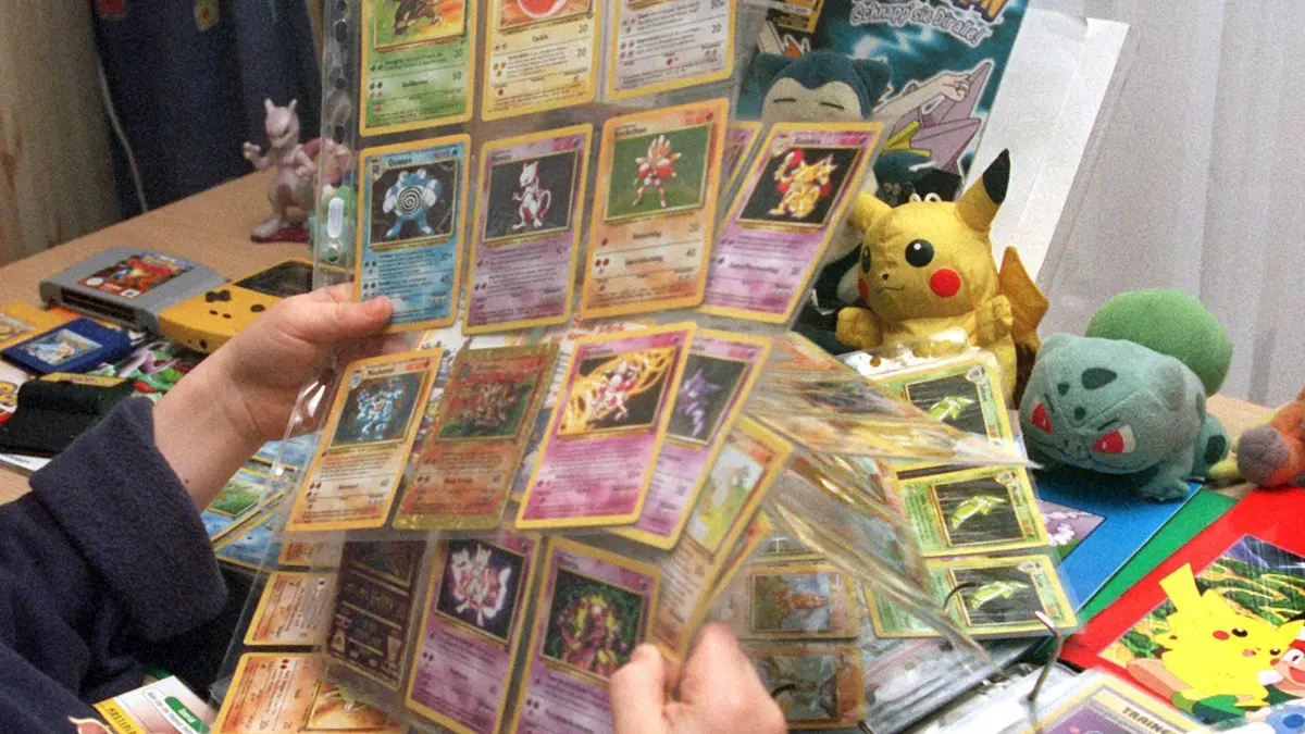 Kind mit Pokemon-Sammelkarten: ARCHIV - 21.01.2001, Berlin: Ein kleiner Junge sortiert seine Pokemon-Sammelkarten. (zu dpa: «Hobby oder Wertanlage? - Das Geschäft mit Sammelkarten») Foto: Nestor Bachmann/dpa +++ dpa-Bildfunk +++