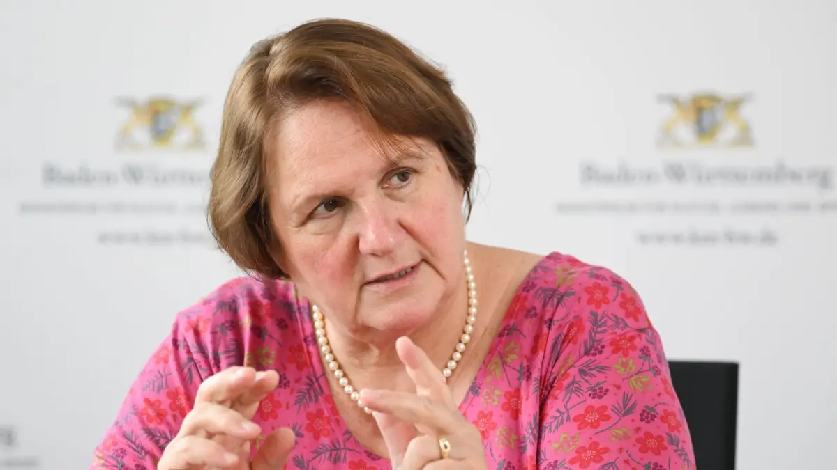 PRODUKTION - 24.07.2024, Baden-Württemberg, Stuttgart: Theresa Schopper (Bündnis 90/Die Grünen), Kultusministerin von Baden-Württemberg, aufgenommen in ihrem Ministerium bei einem Interview mit dpa. (zu dpa: «Schopper: Haben genügend Personal für die Sprachförderung») Foto: Bernd Weißbrod/dpa +++ dpa-Bildfunk +++