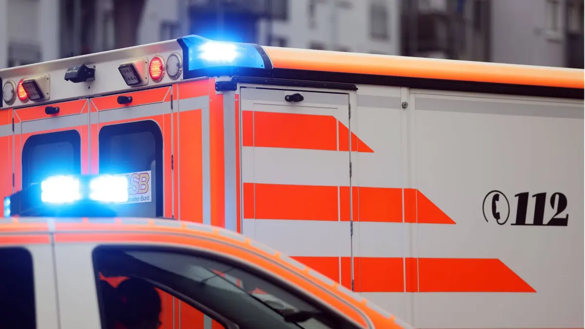 06.02.2024 / Sachsen Anhalt Sachsen-Anhalt Halle Saale Klausbrücke Mühlgraben Polizei Feuerwehr Rettungsdienst Bergung einer männlichen Person , die im Mühlgraben ertrunken ist Symbolfoto Blaulicht Rettungswagen Krankenwagen Polizei *** 06 02 2024 Saxony Anhalt Saxony Anhalt Halle Saale Klausbrücke Mühlgraben Police Fire Department Rescue service Rescue of a male person who drowned in the Mühlgraben Symbol photo Blue light Ambulance Ambulance Police