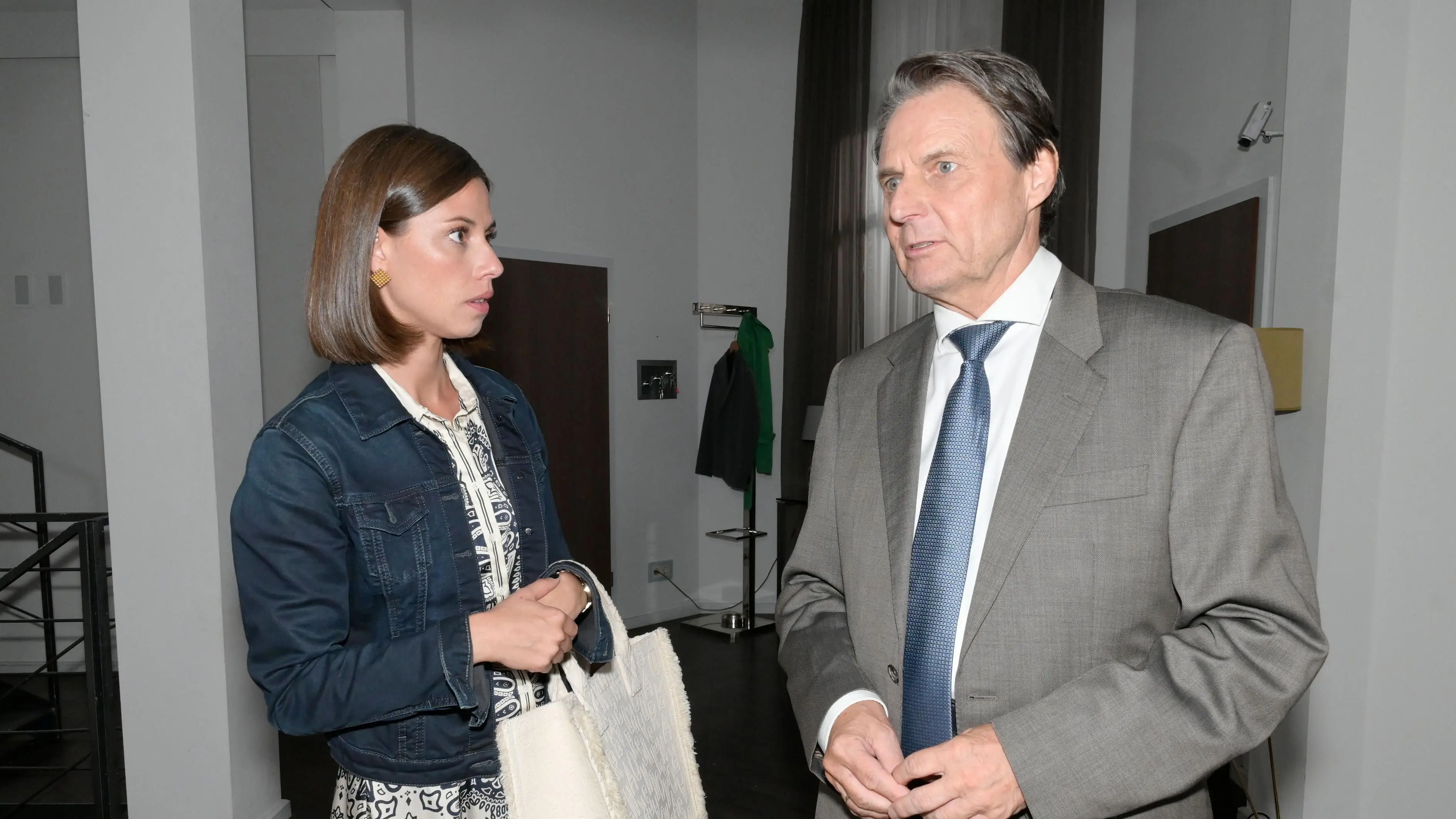 Matilda (Anna-Katharina Fecher) weiß nicht, ob sie ihrem Vater Jo Gerner (Wolfgang Bahro) vertrauen kann.