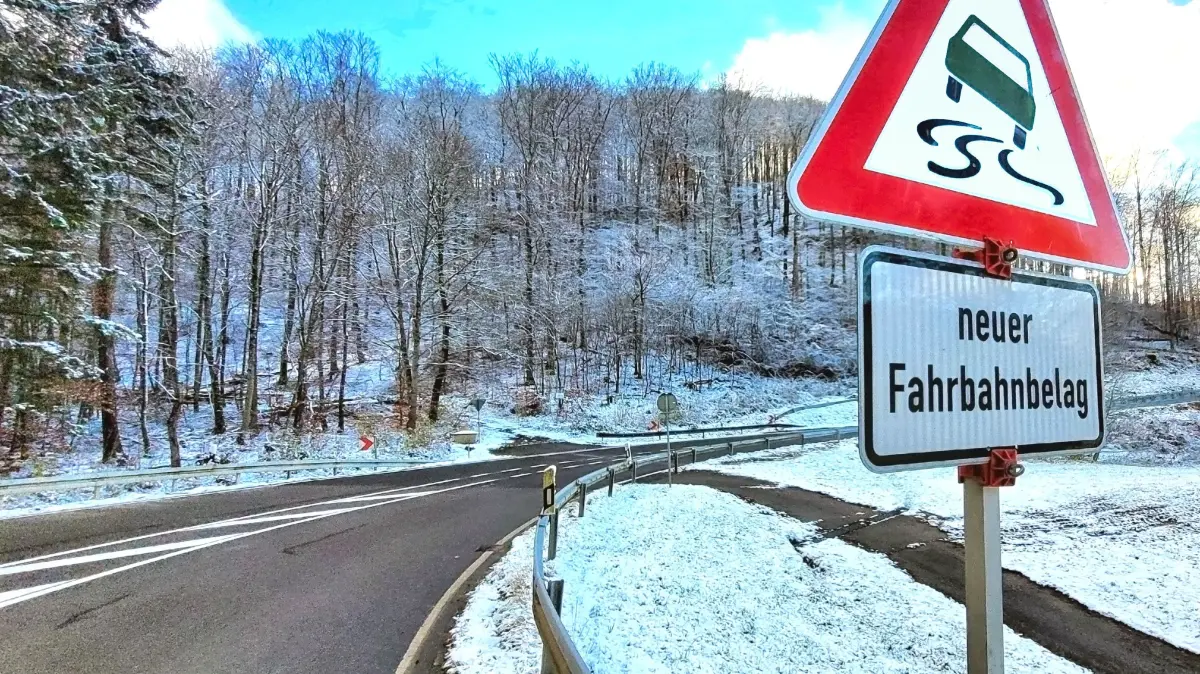 Prominenz bei der symbolischen Verkehrsfreigabe mit Verkehrsminister Winfried Hermann (3. von rechts).b) Das Verkehrsschild passt: Pünktlich zur Wiedereröffnung des Albaufstiegs zwischen Gönningen und Genkingen war dort der erste Schnee gefallen. Gönninger Steige L230 Sonnenbühl