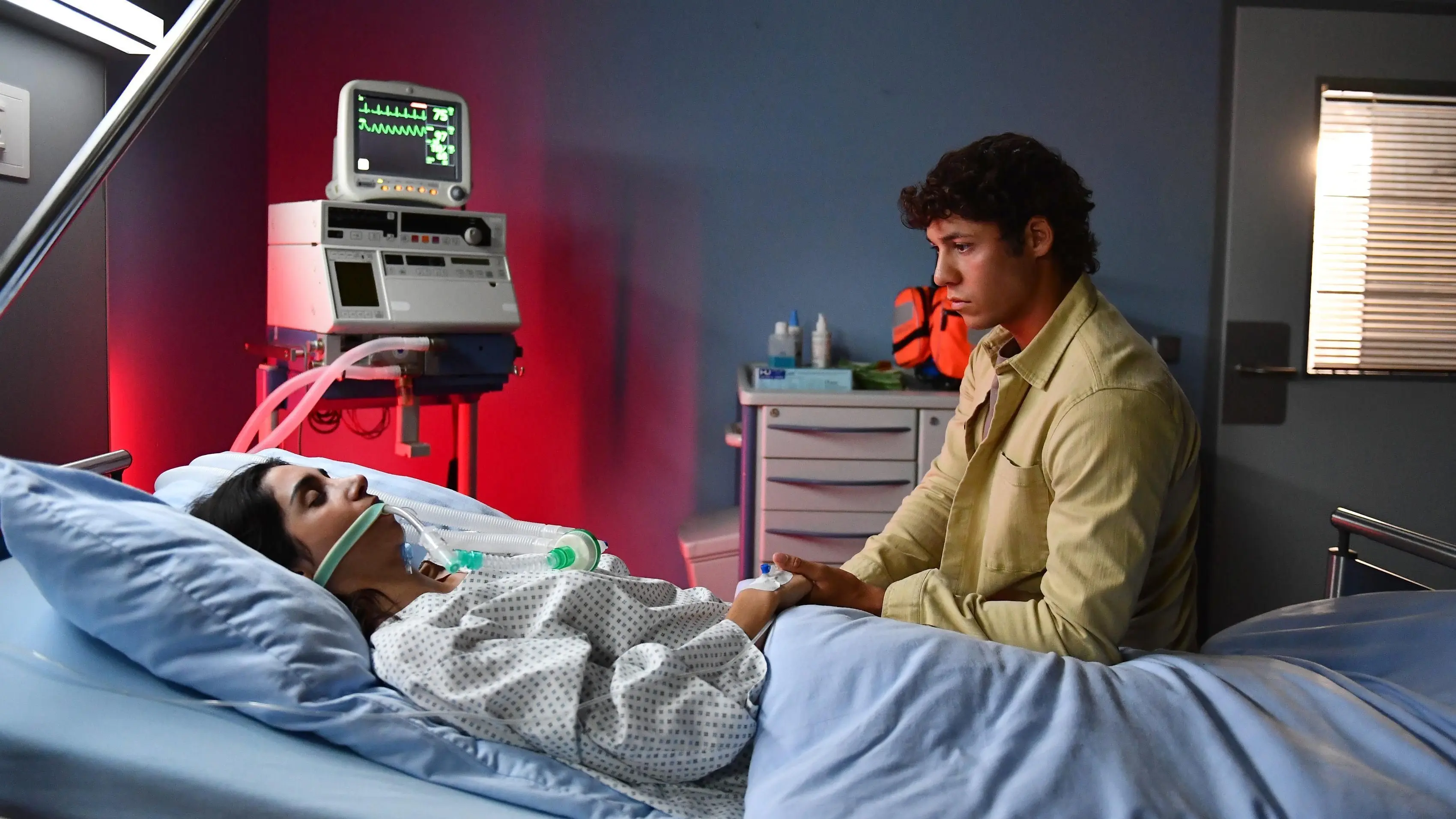 Leyla (Suri Abbassi) lag wegen eines Herzstillstandes im Krankenhaus. Alexander (Leon Klein) wich ihr nicht von der Seite.