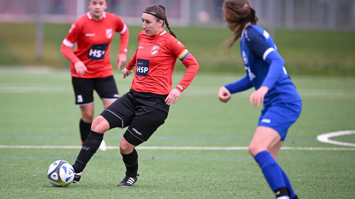 Fussball Oberliga Frauen 24/25 Frauen: TV Derendingen ? Hegauer FV : Fussball Oberliga Frauen 2024/2025 17.11.2024
TV Derendingen ? Hegauer FV
Janina Kern (li, TV Derendingen)
FOTO: Pressefoto ULMER / Markus Ulmer
xxNOxMODELxRELEASExx