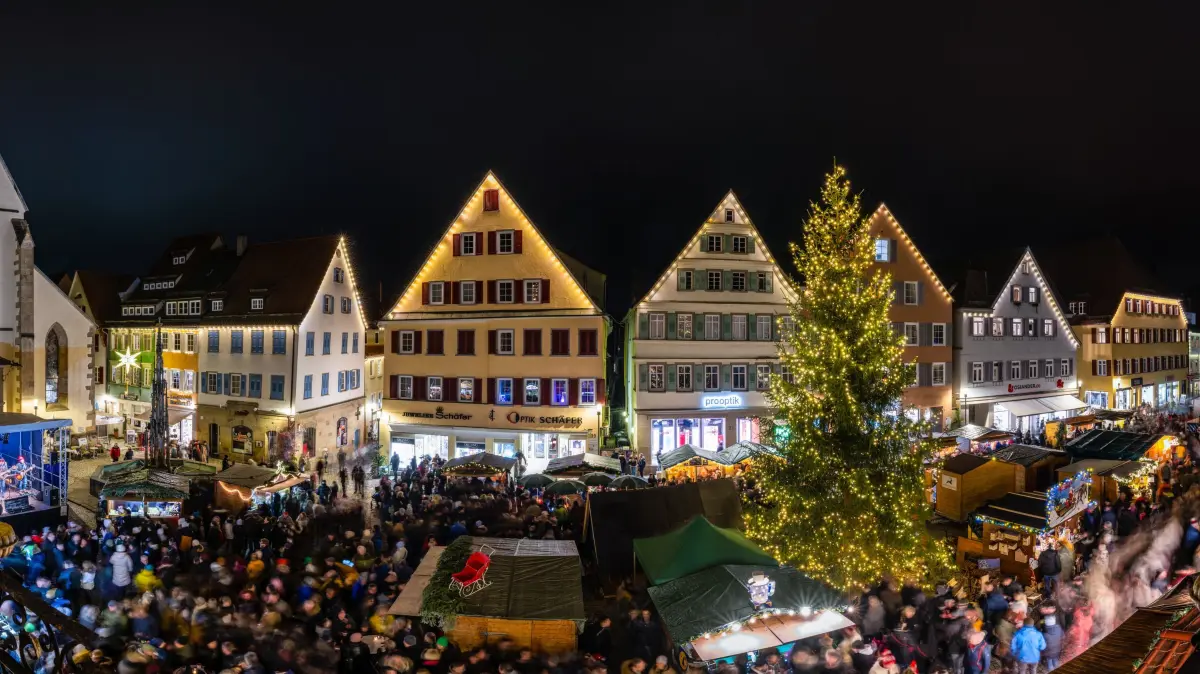 Der Nikolausmarkt in Rottenburg mit seinen beleuchteten Fachwerkhäusern.