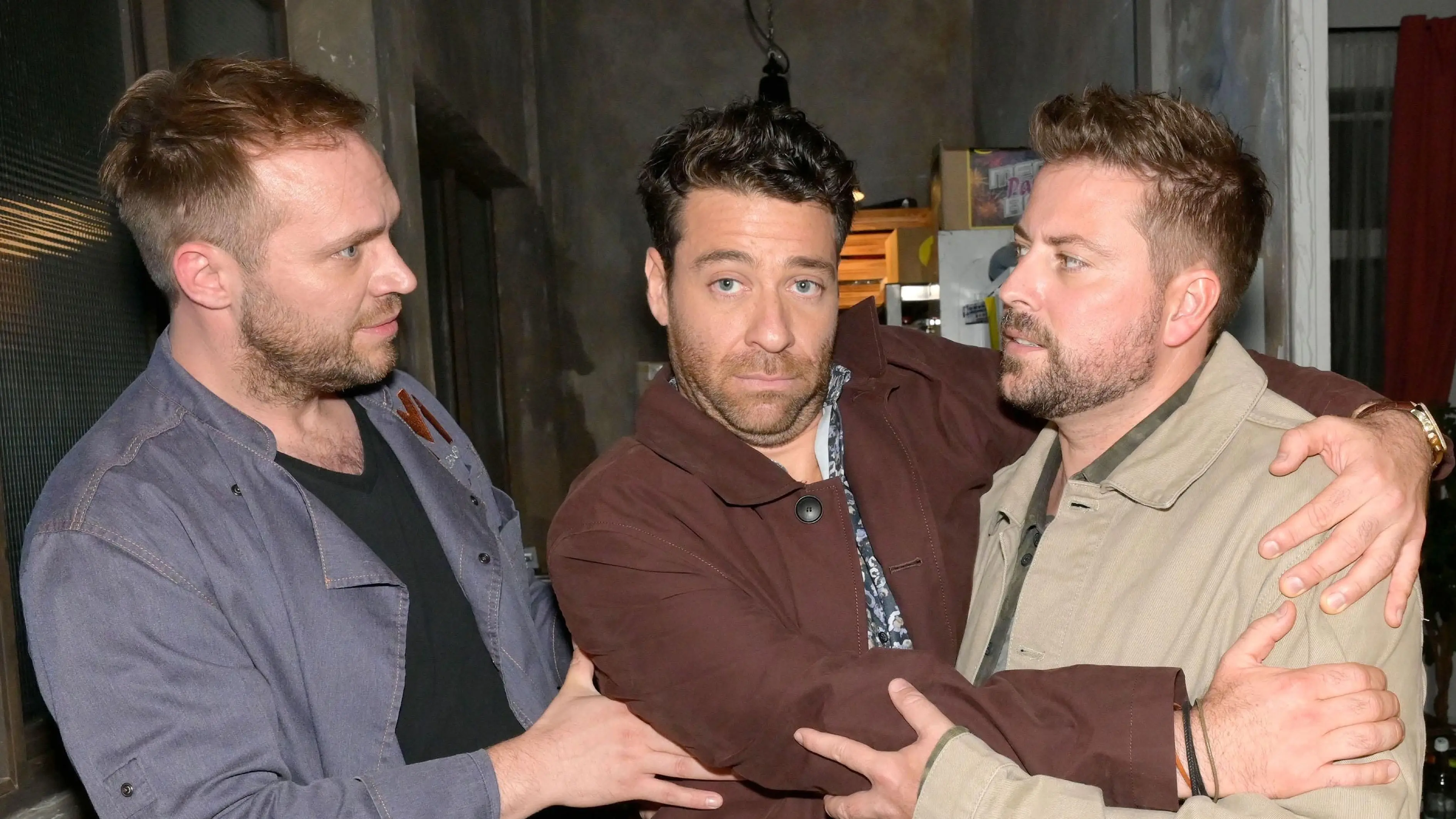 Erik (Patrick Heinrich, l.) und John (Felix von Jascheroff, r.) kümmern sich um den völlig betrunkenen Carlos (Patrick Fernandez).