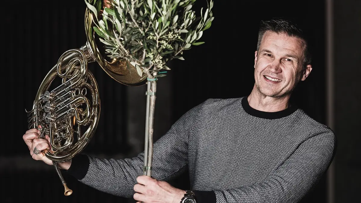 Der Hornist Markus Bruggaier engagiert sich für Nachhaltigkeit in Orchestern.