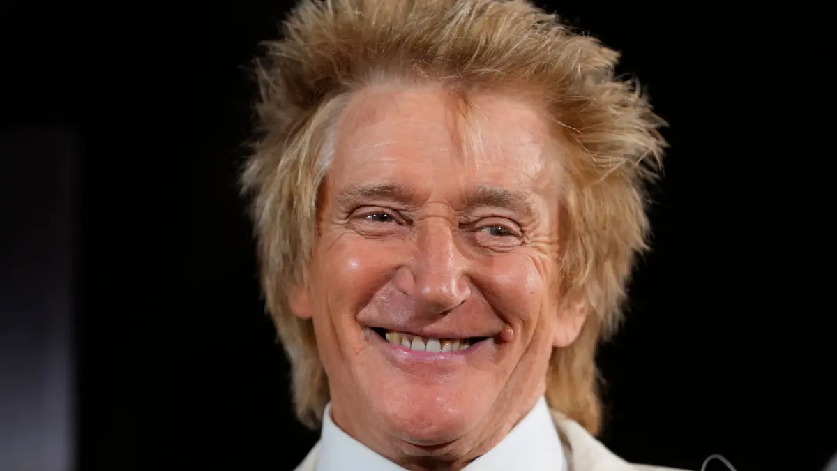 Rod Stewart: ARCHIV - 11.06.2024, Großbritannien, London: Die britische Pop-Ikone Rod Stewart lächelt, während er bei der Verleihung des Lehrpreises durch König Charles III. im St. James's Palace spricht. (zu dpa: «Rod Stewart deutet Ende großer Welttourneen an») Foto: Kirsty Wigglesworth/AP Pool/AP/dpa +++ dpa-Bildfunk +++