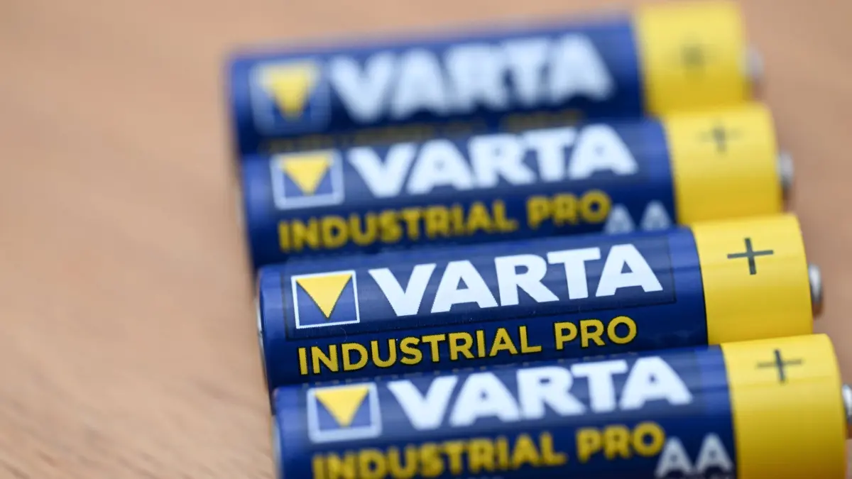 ARCHIV - 21.08.2024, Baden-Württemberg, Stuttgart: Das Logo des Batterieherstellers Varta ist auf Batterien der Firma aufgedruckt. (zu dpa: «Varta-Chef: Weitere Einigung in Sanierungsverfahren») Foto: Bernd Weißbrod/dpa +++ dpa-Bildfunk +++