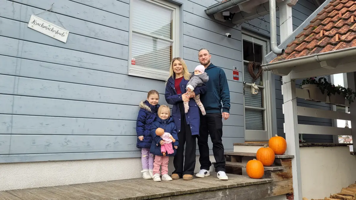 Laura Pippig, Roman Raffler und ihre drei Kinder vor ihrem Haus in Wittlingen. Den Traum vom eigenen Haus hatten sie sich anders vorgestellt.