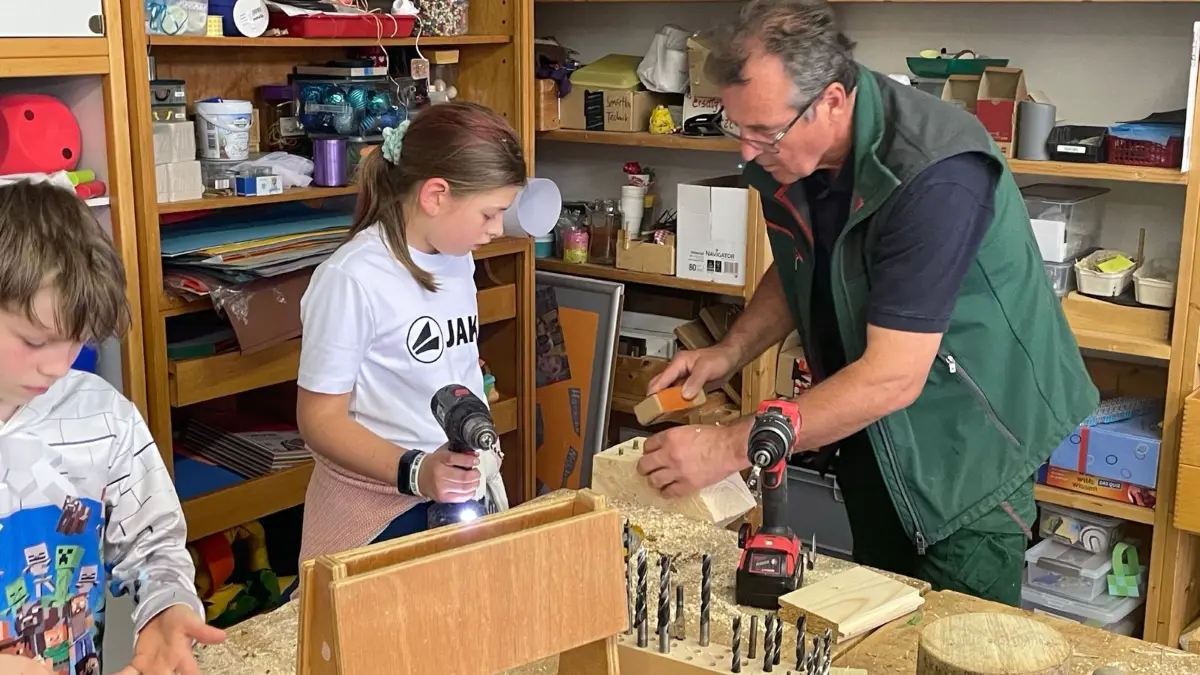 Aktionstag der Kochertal Grundschule in Sulzbach: Der Aktionstag der Sulzbacher Grundschule Anfang Mai war ein voller Erfolg. Die Schule hatte zu einem Insekten-Aktionstag zusammen mit den Eltern eingeladen. Es galt die Schüler für die Insekten zu sensibilisieren, die in der Natur für das Wohlbefinden von Natur, Mensch und Tier unentbehrlich sind. Ziel des Aktionstages war es, das im Unterricht erworbene Wissen über die Insekten in einer abwechslungsreichen Präsentation am Nachmittag den Eltern und Mitschülern darzubieten.