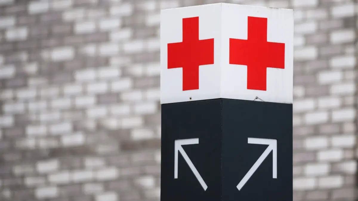 Krankenhäuser: ARCHIV - 20.06.2023, Niedersachsen, Hannover: Ein Schild mit einem roten Kreuz weist den Weg zur Notaufnahme des KRH Klinikum Region Hannover Klinikum Siloah. (zu dpa: «Letzte Hürde für Krankenhausreform im Bundesrat») Foto: Julian Stratenschulte/dpa +++ dpa-Bildfunk +++