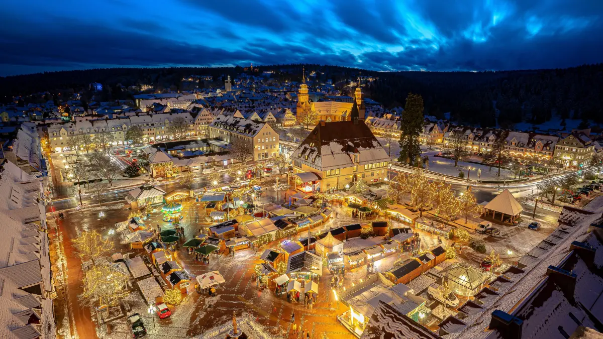 Der golden leuchtende Weihnachtsmarkt aus der Vogelperspektive.