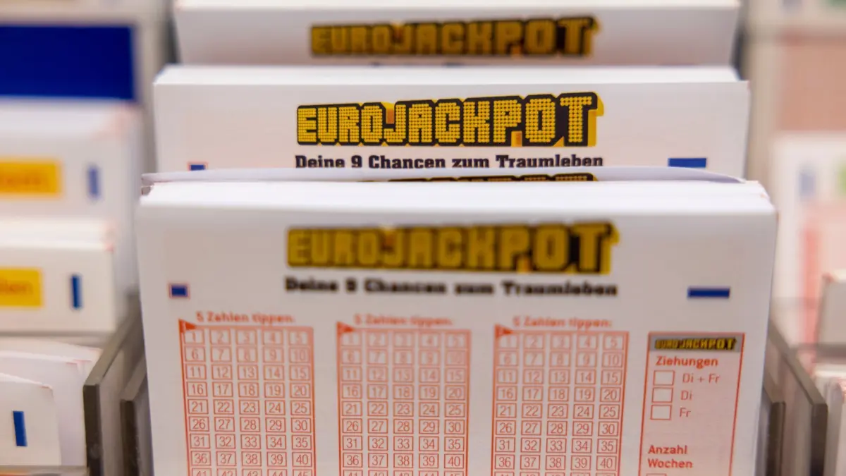 120 Millionen Euro im Eurojackpot: ILLUSTRATION - 21.11.2024, Nordrhein-Westfalen, Köln: Eurojackpot Spielscheine stehen in einem Regal in einer Lotto-Annahmestelle. Im Eurojackpot geht es bei der Ziehung der Gewinnzahlen am Freitag weiter um 120 Millionen Euro. Nach 13 Ziehungen ohne Hauptgewinn ist damit weiterhin die Einstellung des deutschen Gewinnrekordes im Lotto möglich. (zu dpa: «Vogtländer gewinnt gut 4,25 Millionen Euro beim Eurojackpot») Foto: Thomas Banneyer/dpa +++ dpa-Bildfunk +++